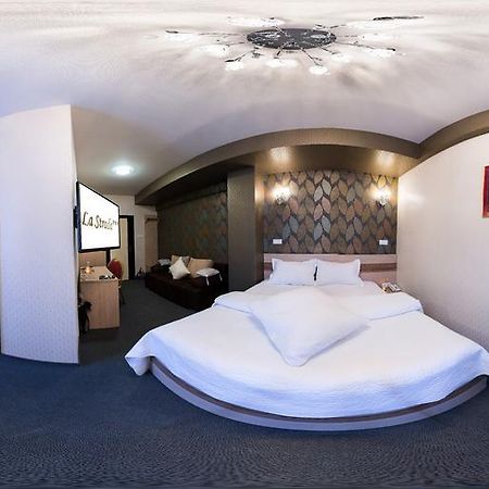 Hotel La Strada Ploieşti Kamer foto
