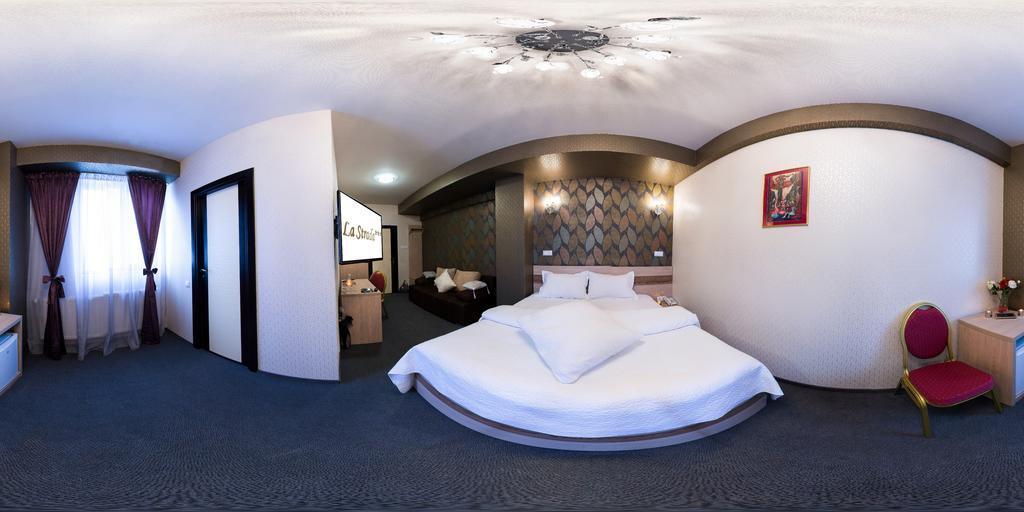 Hotel La Strada Ploieşti Kamer foto