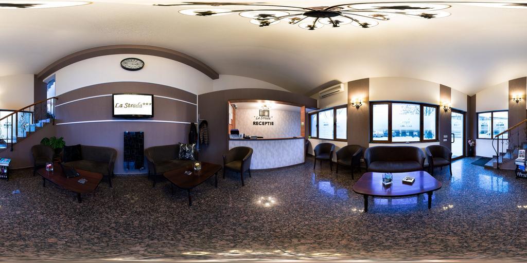 Hotel La Strada Ploieşti Buitenkant foto