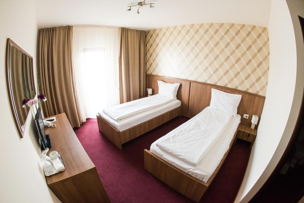 Hotel La Strada Ploieşti Buitenkant foto