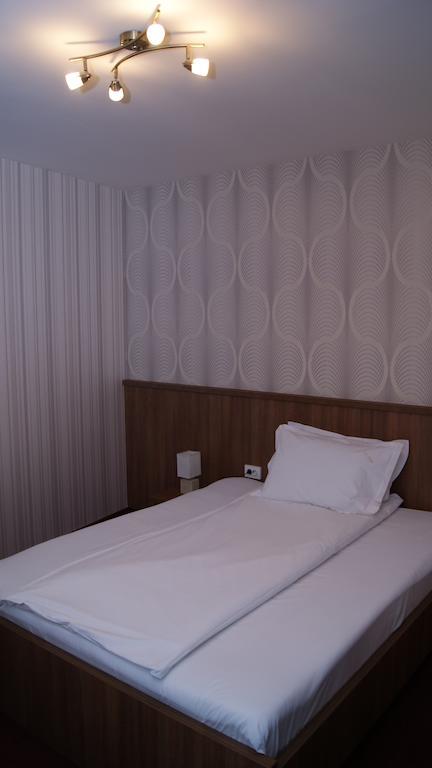 Hotel La Strada Ploieşti Buitenkant foto