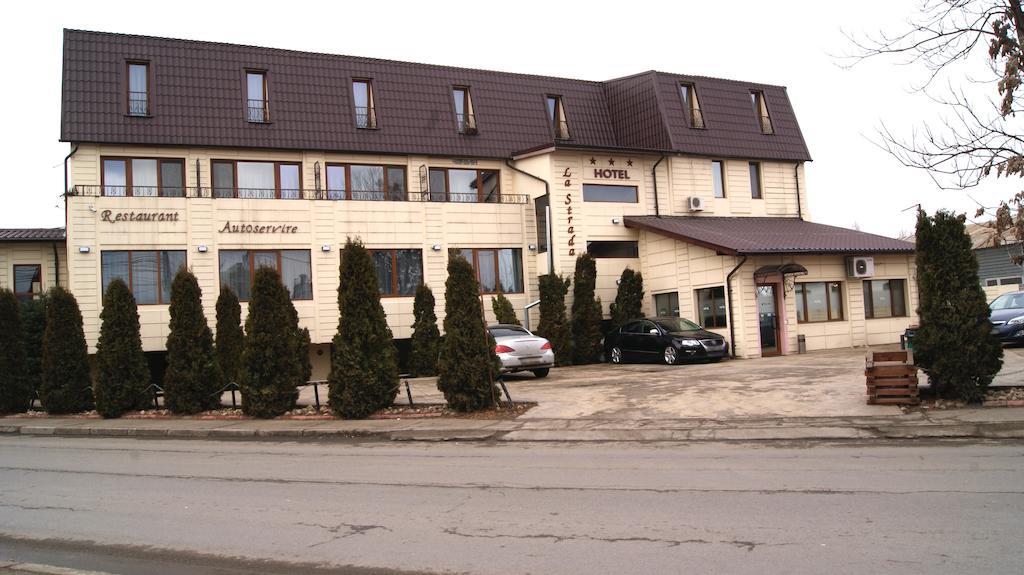 Hotel La Strada Ploieşti Buitenkant foto