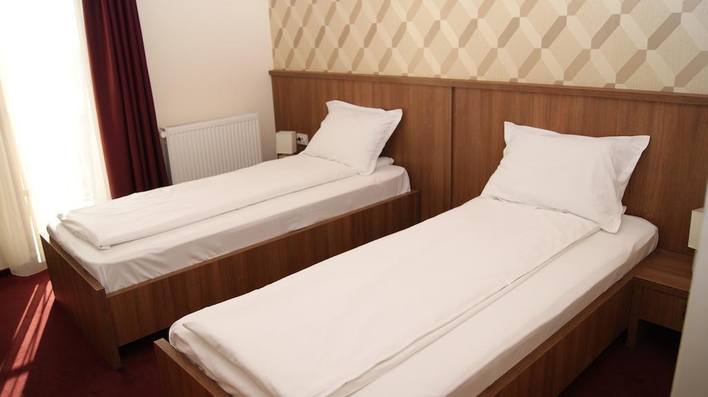 Hotel La Strada Ploieşti Kamer foto
