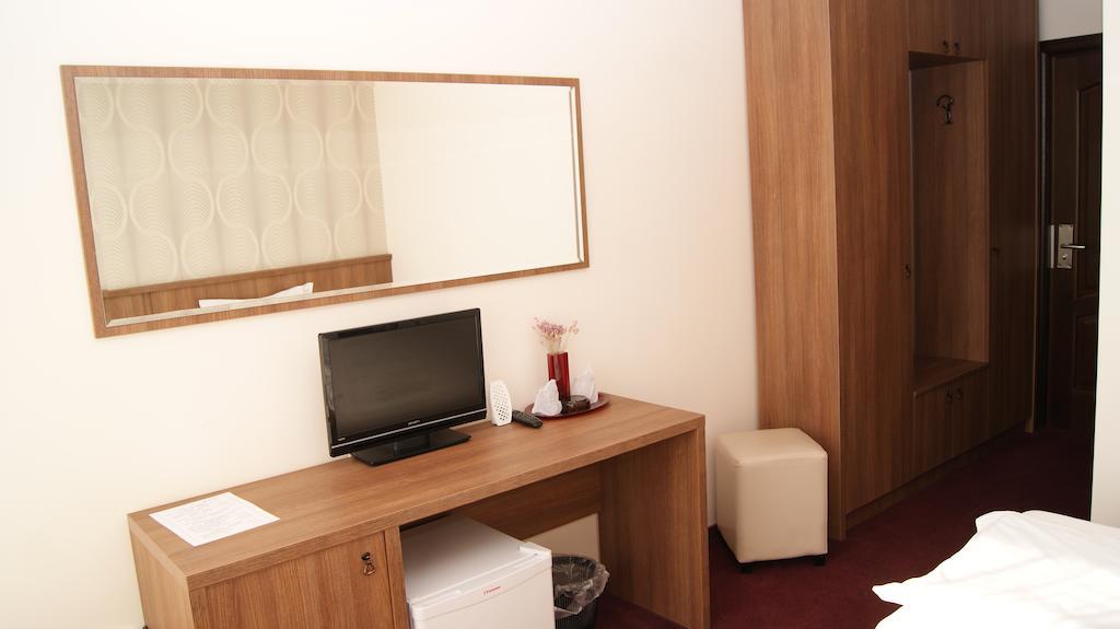 Hotel La Strada Ploieşti Buitenkant foto