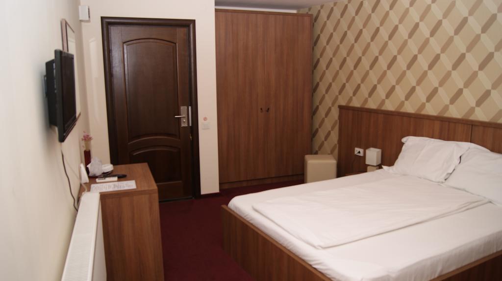 Hotel La Strada Ploieşti Kamer foto